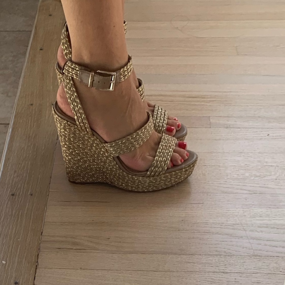 Vince Camuto nude and gold wedges